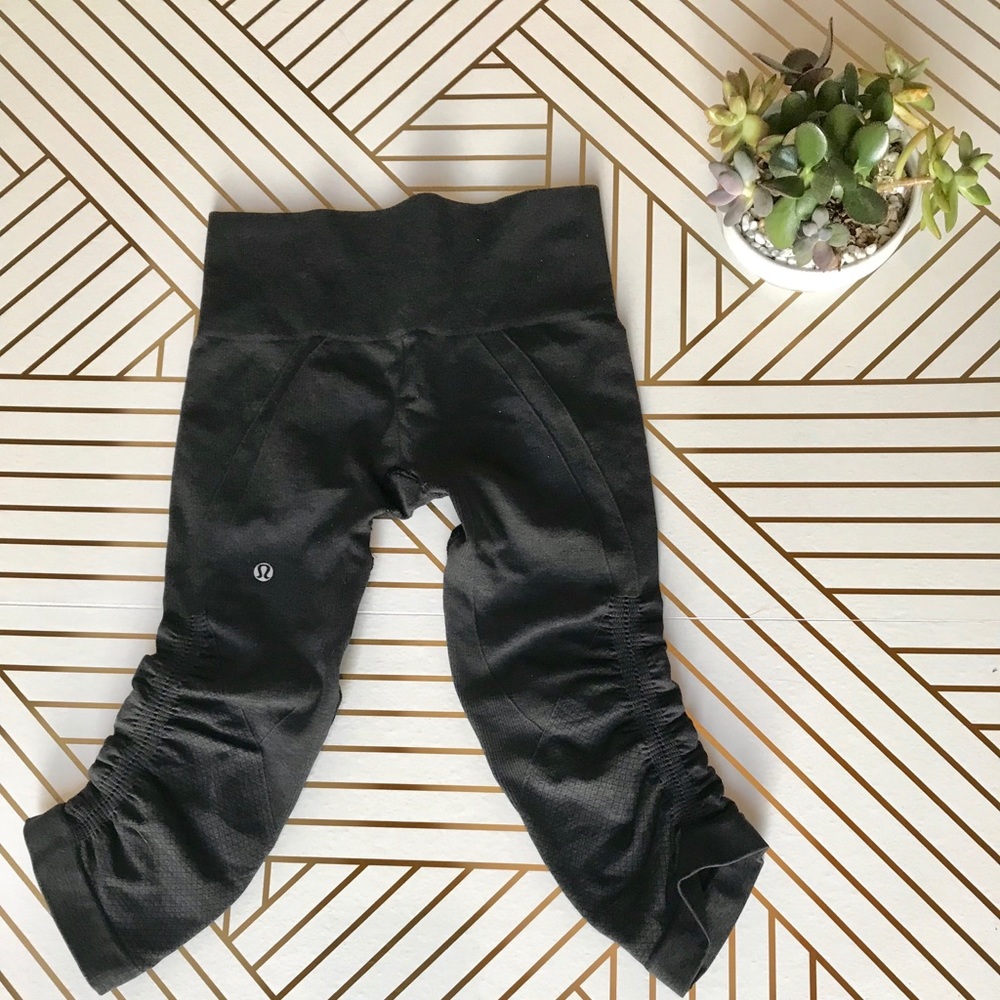 Lululemon “in the flow” crop black